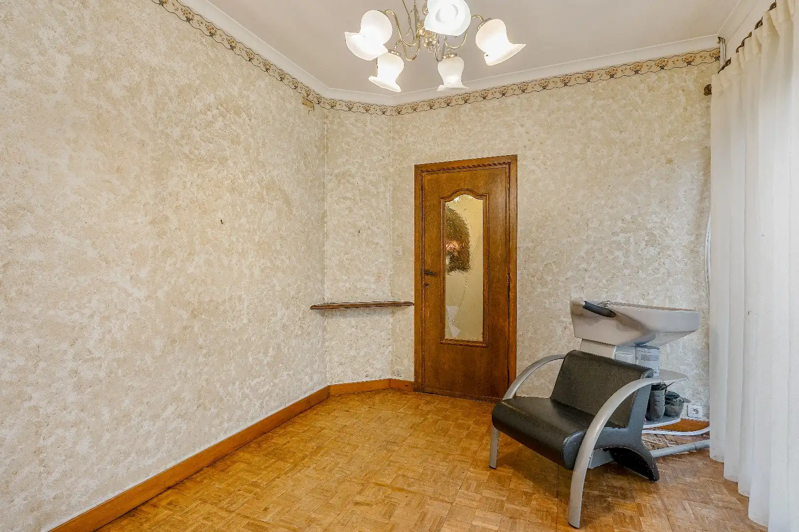 Op te knappen karakteristieke hoekwoning, 4 slpk, (EPC-label C) gelegen aan het Haspengouwse landschap. foto 30