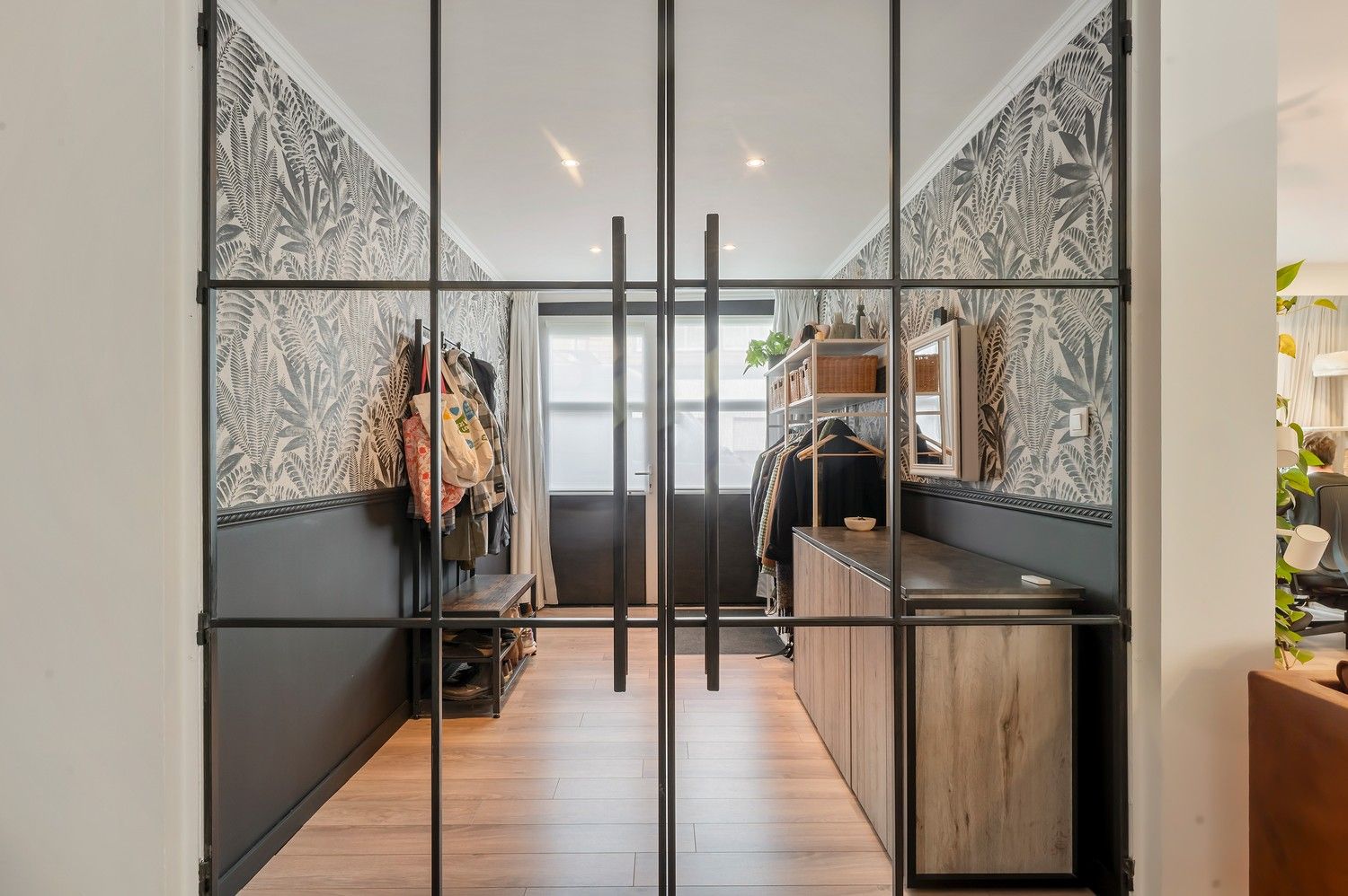 Uitzonderlijk gelijkvloers appartement met royale kelder en twee carports. foto 7