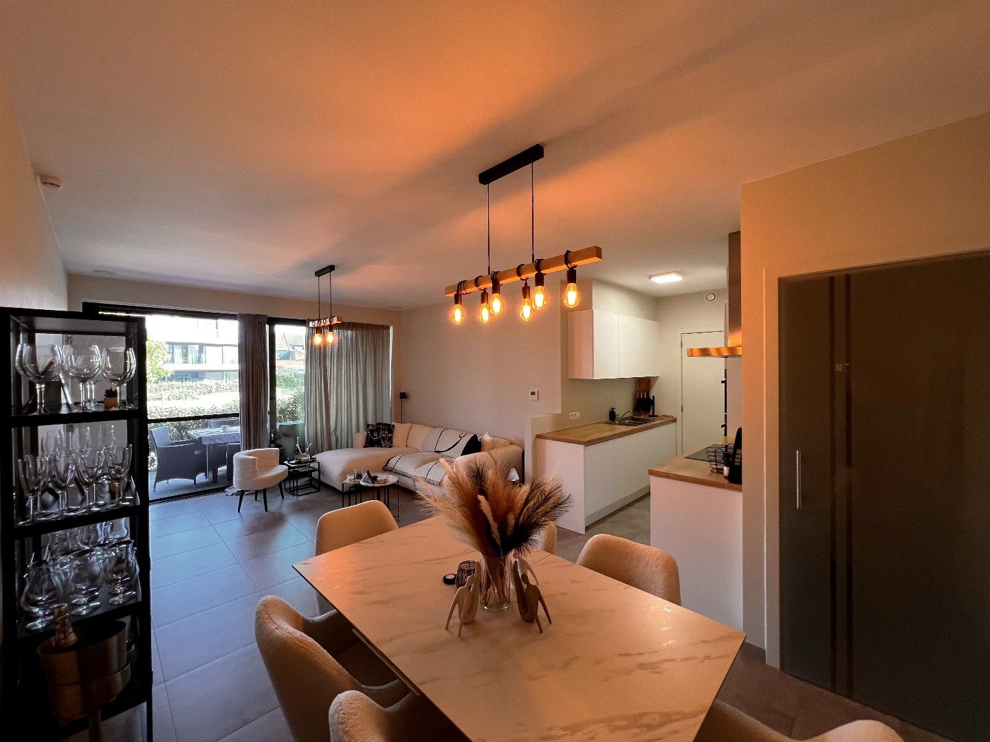 GELIJKVLOERS APPARTEMENT MET 1 SLAAPKAMER, TERRAS EN AUTOSTANDPLAATS IN IEPER foto 4