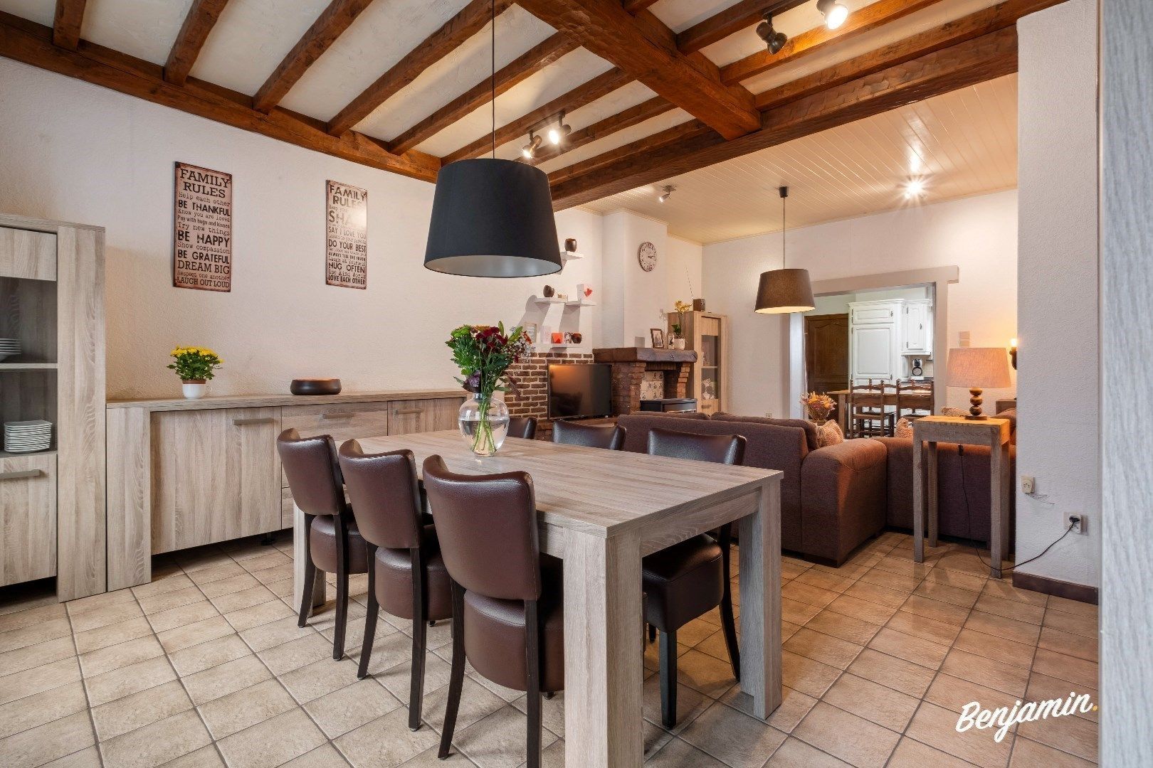 Hoofdfoto van de publicatie: Verrassend ruime rijwoning met 4 slaapkamers en tuin in Moorsele