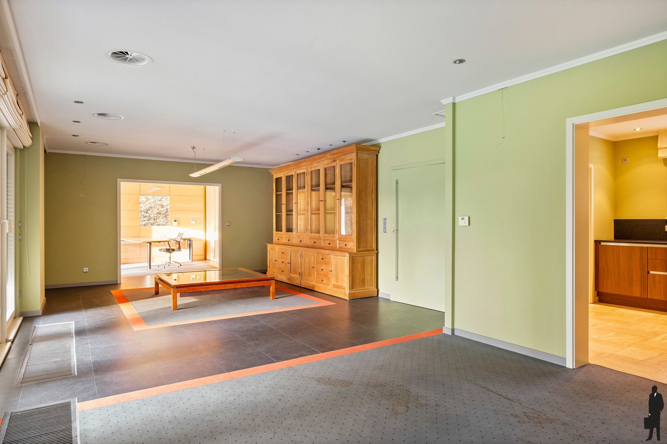 Een volledig te renoveren gelijkvloerse villa (heden kantoor) op ca. 2.438 m² foto 6