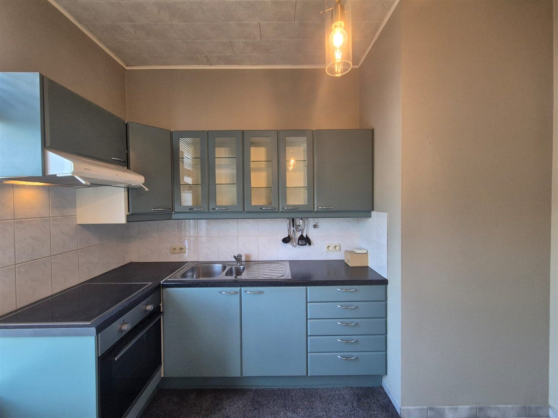 Zeer centraal en rustig gelegen, zeer ruim duplexappartement op de eerste verdieping met privéparking voor 2 wagens. foto 9