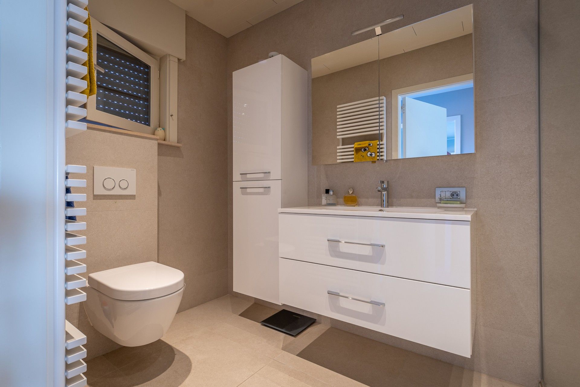 Rustig gelegen, ruime woning met magazijn foto 13