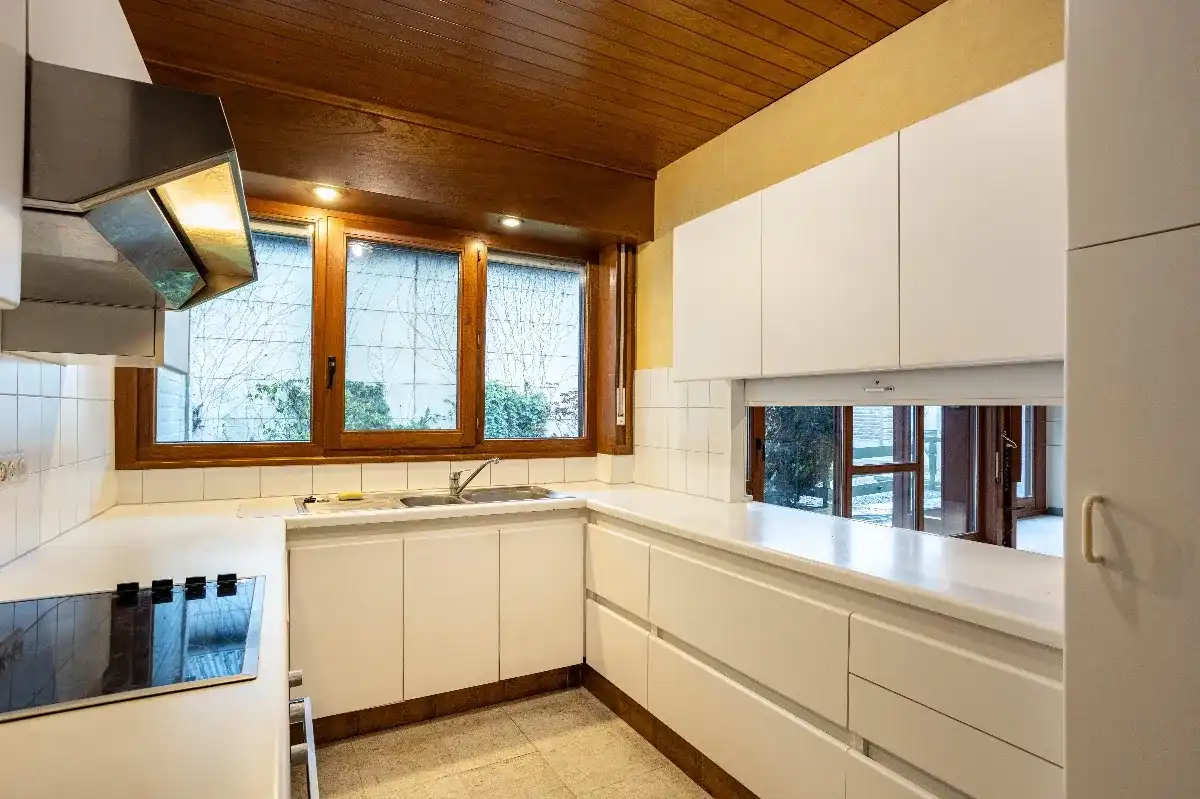 Karaktervolle deels te renoveren woning met veel potentie foto 5