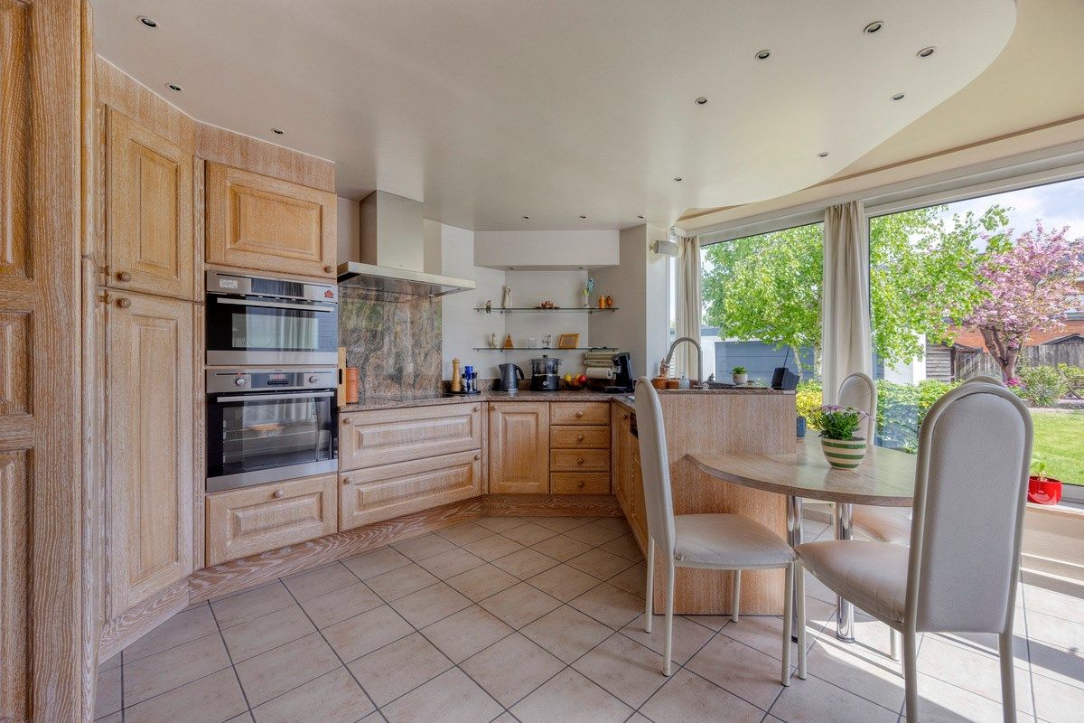Halfopen woning met 3 slaapkamers en dubbele garage foto 9