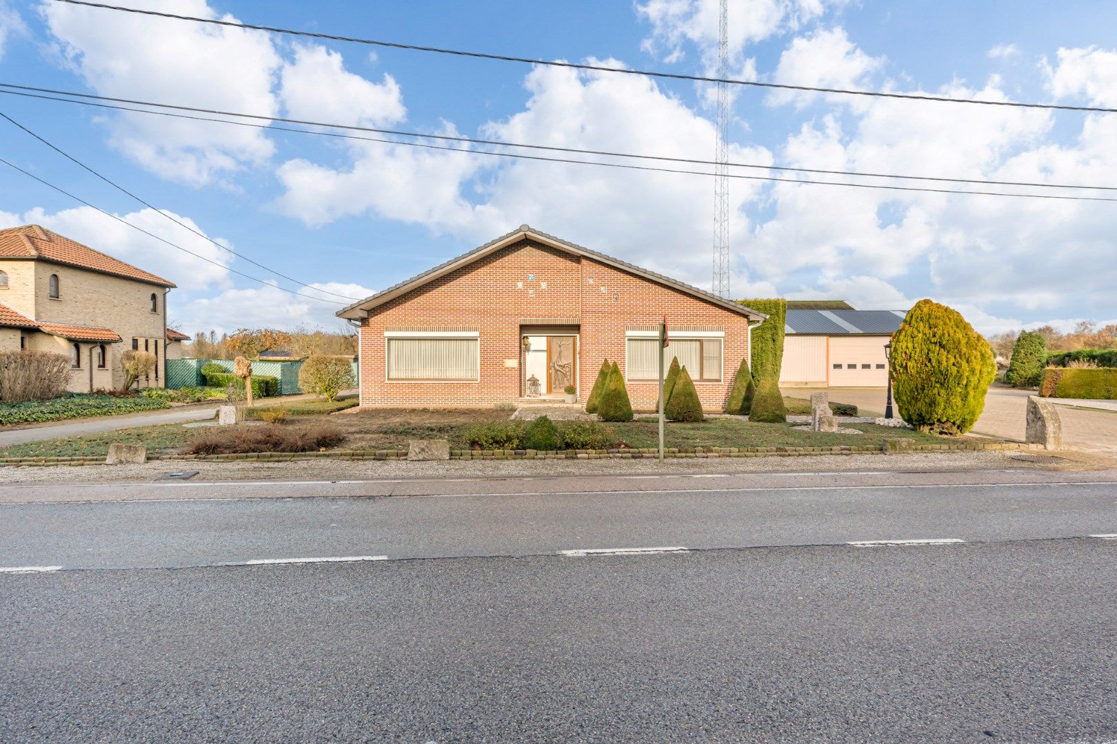 Ruime woning met garage en 4 slaapkamers, loods en burelen. foto 1