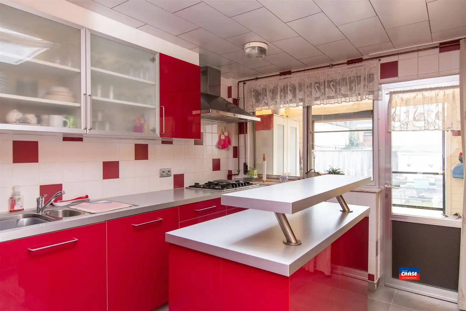 Op te frissen rijwoning met 4 slaapkamers op een rustige locatie foto 6