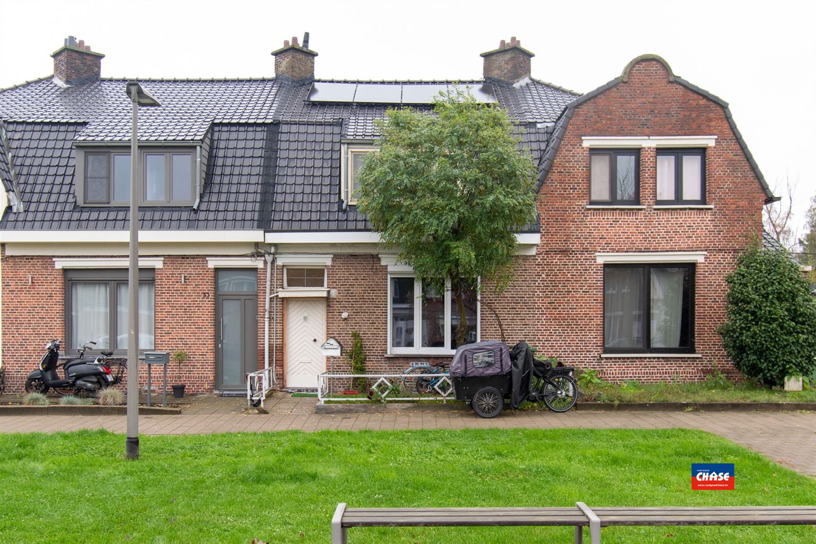 Woning met 5 slaapkamers en ruime tuin foto {{pictureIndex}}