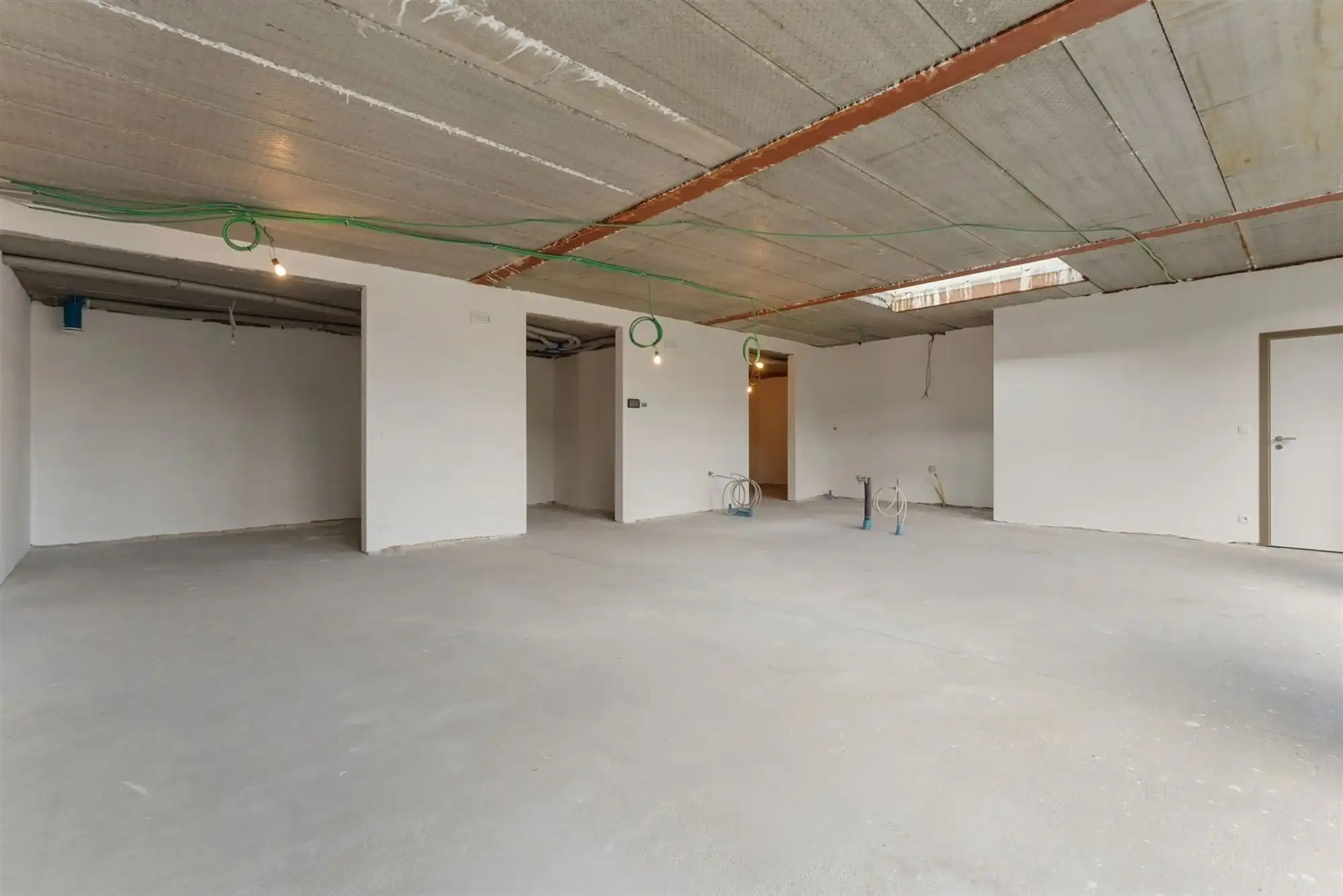 AF TE WERKEN RUIME WONING (222M²) MET 2 SLAAPKAMERS EN TUIN MET TUINKAMER OP 6A 81CA TE PAAL  foto 4