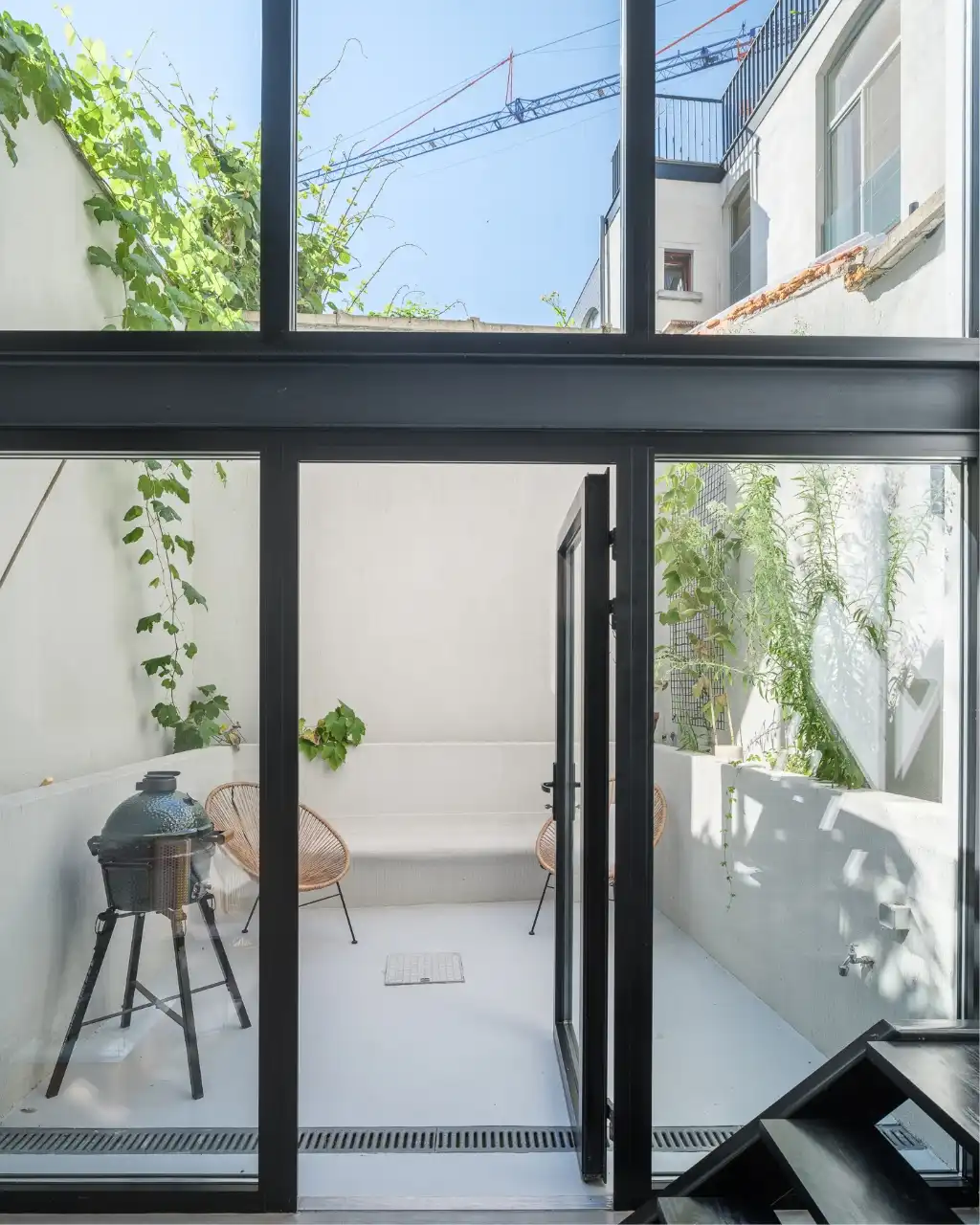 Karaktervolle burgerwoning die baadt in natuurlijk licht, met drie slaapkamers en een aangename buitenruimte op enkele stappen van het historische centrum. foto 5