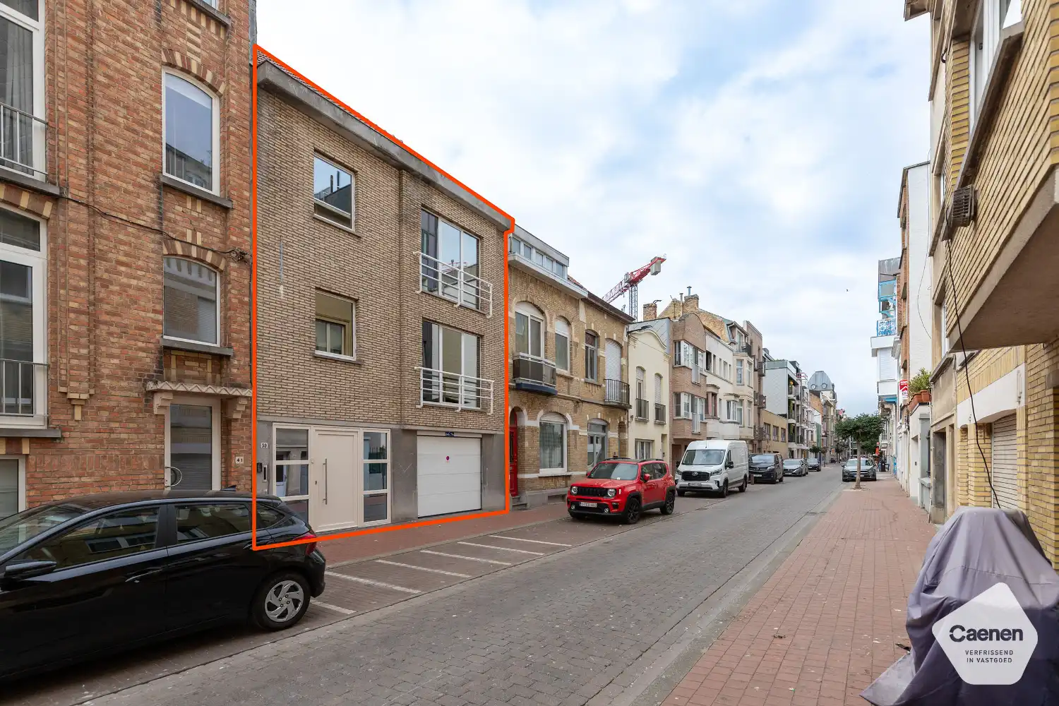 Ruime gezinswoning met inpandige garage op een rustige locatie foto {{pictureIndex}}