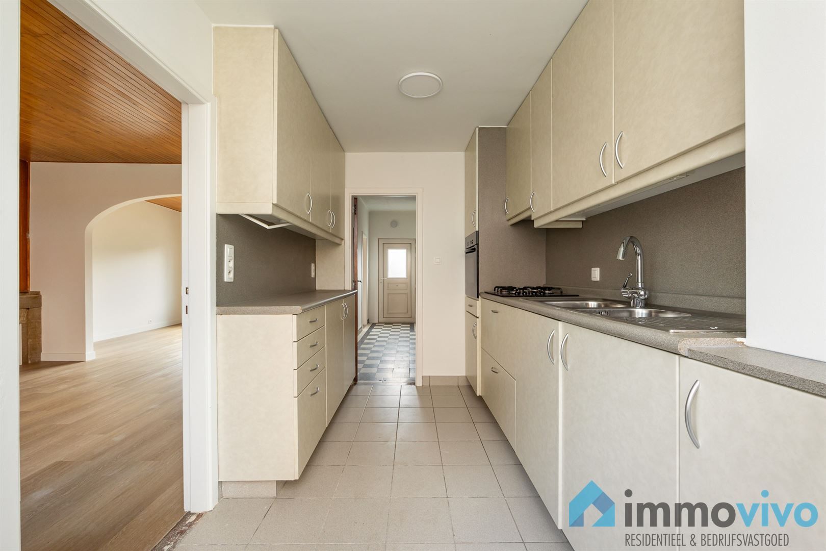 Zeer degelijke woning met drie slaapkamers en ruime kelder foto 13