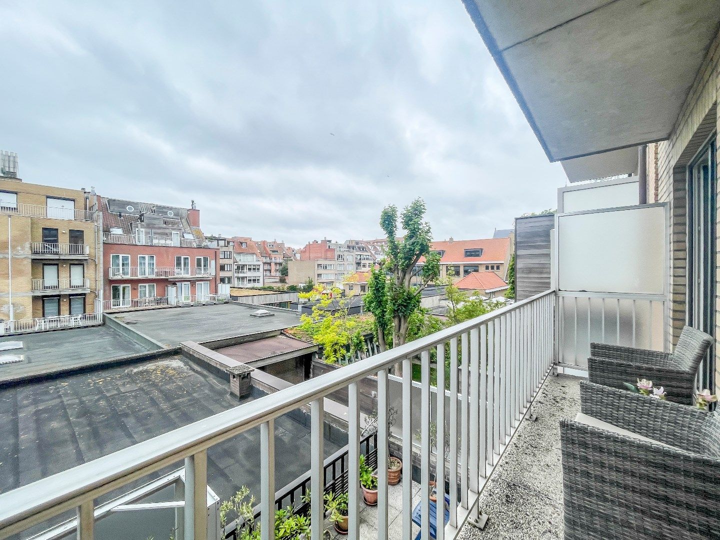 Aangenaam appartement gelegen  wandelafstand van de Zeedijk en de Dumortierlaan. garage te koop foto 20