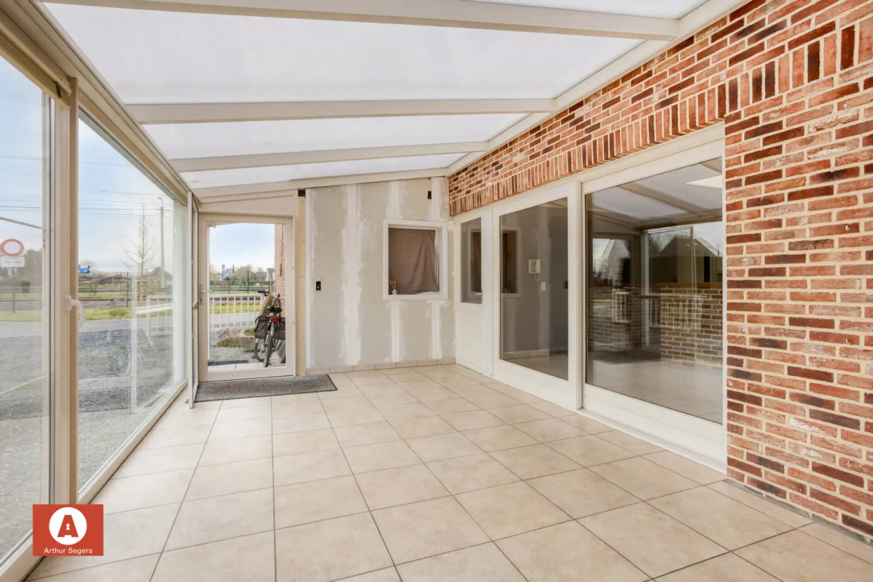 Instapklare HOB met oprit & dubbele garage met zolder. foto 3