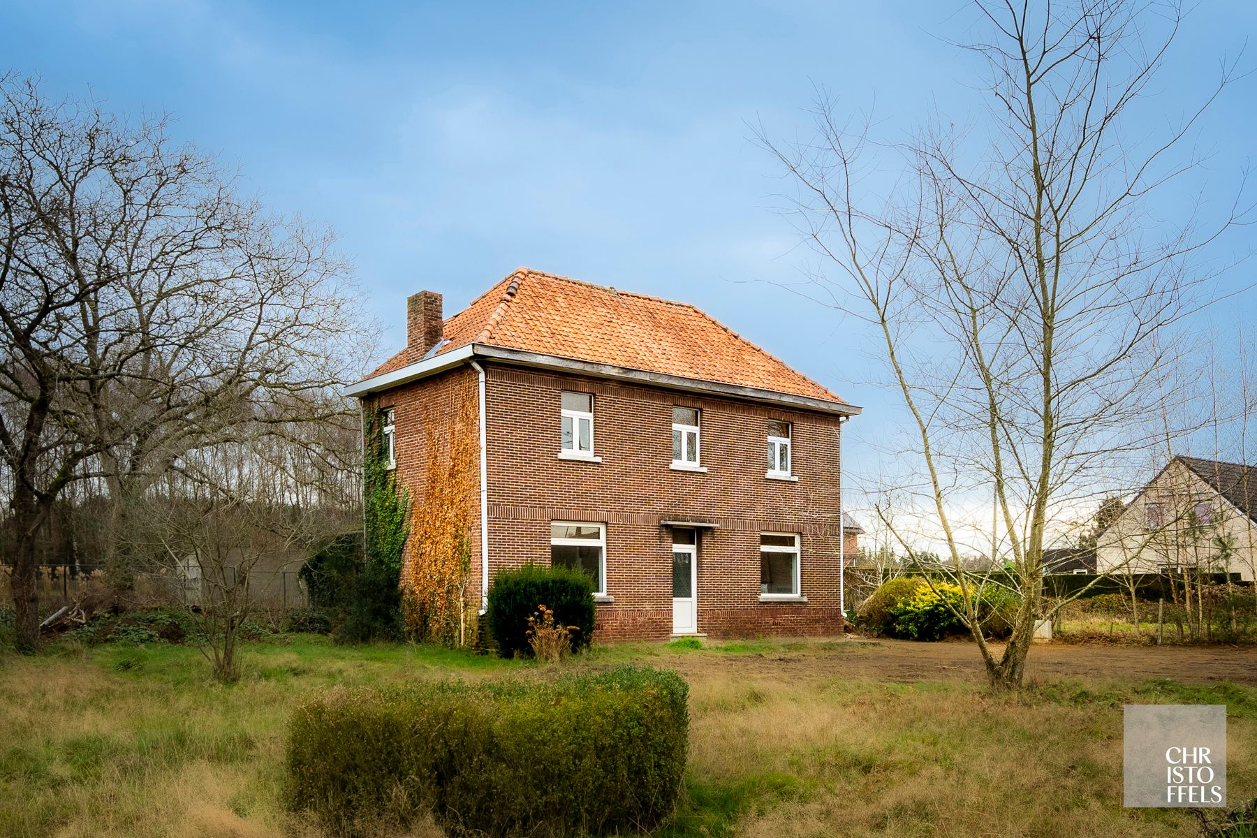 Hoofdfoto van de publicatie: Op te knappen woning (157m²) op een ruim perceel van 1.451m²! 