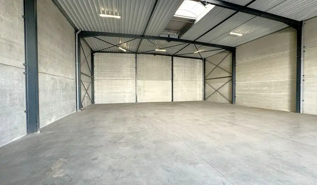 Magazijn te huur langs kanaal in Sint-Lenaarts foto 8