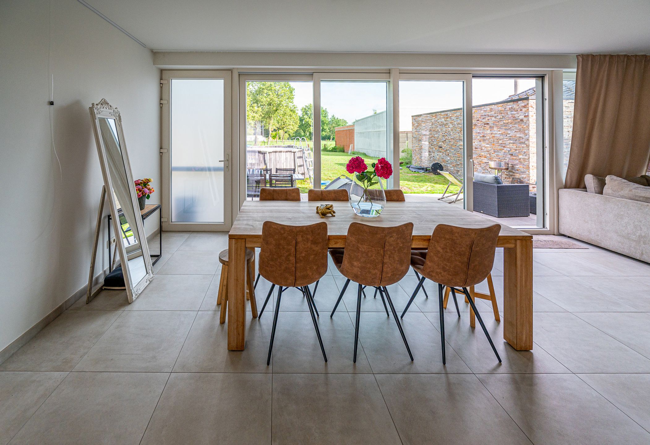 Moderne gezinswoning met terras en tuin foto 7