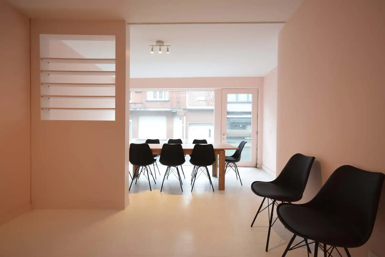 CENTRAAL GELEGEN KLEINE WINKELRUIMTE IN HET STADSCENTRUM foto 2
