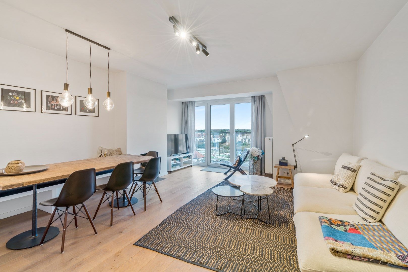 Uitstekend gelegen appartement met 3 slaapkamers in hartje Zoute op de Kustlaan aan de minigolf foto {{pictureIndex}}