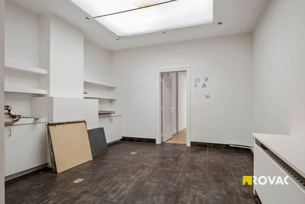 Te renoveren handelspand met woonst in hartje Izegem foto 7