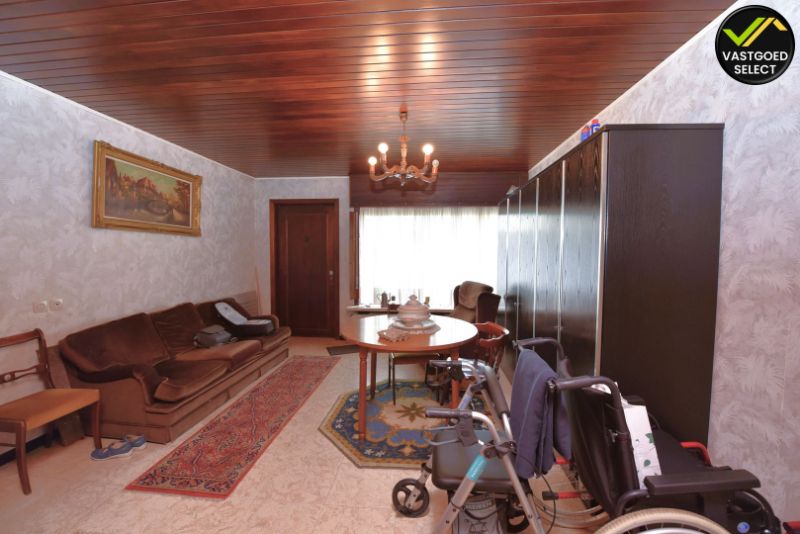 Te koop: Te renoveren kangeroewonen met 4 slaapkamers, badkamer en garage in het centrum van Maldegem – 376 m² perceel foto 3