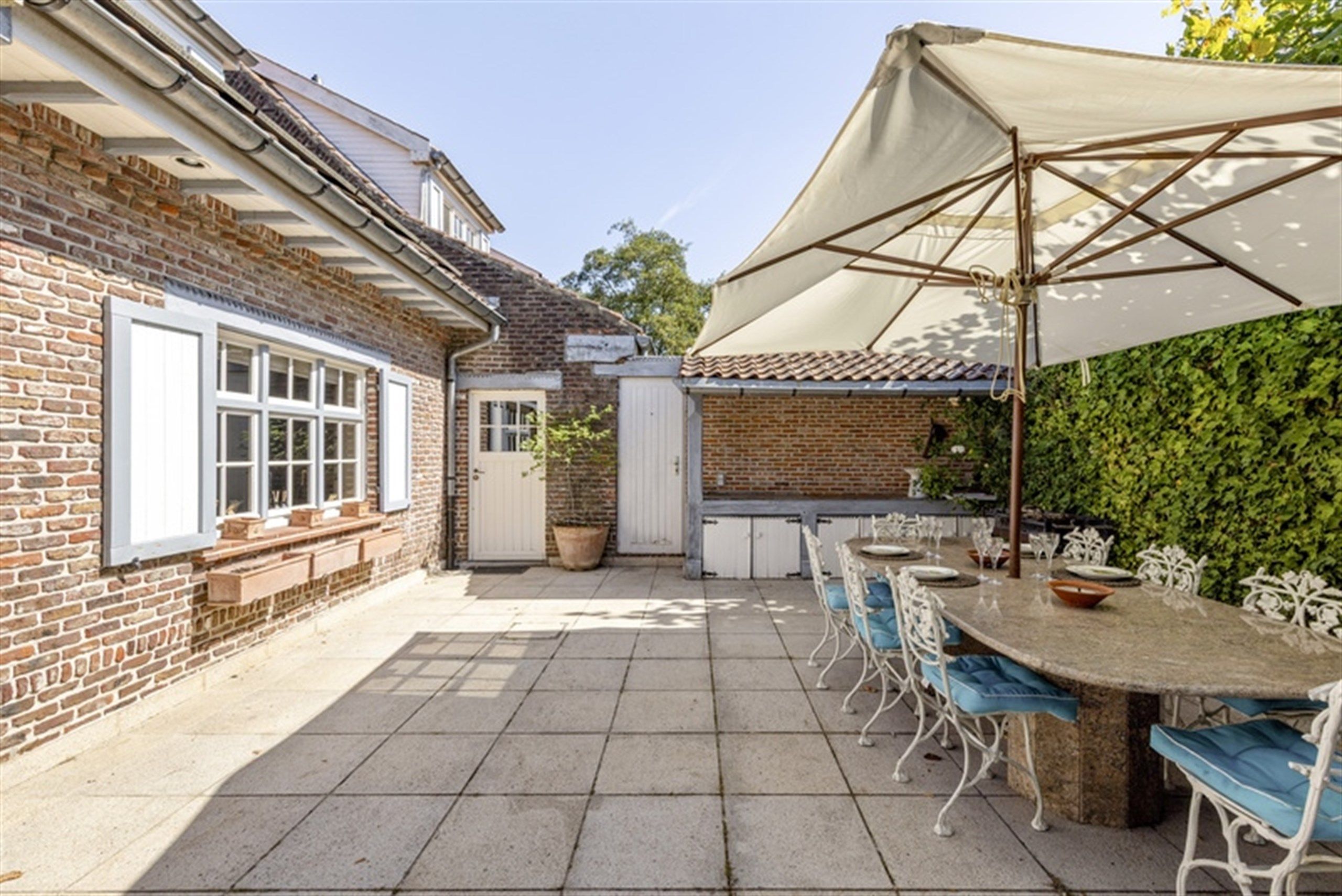 Elegante villa op toplocatie met dubbele garage foto 24