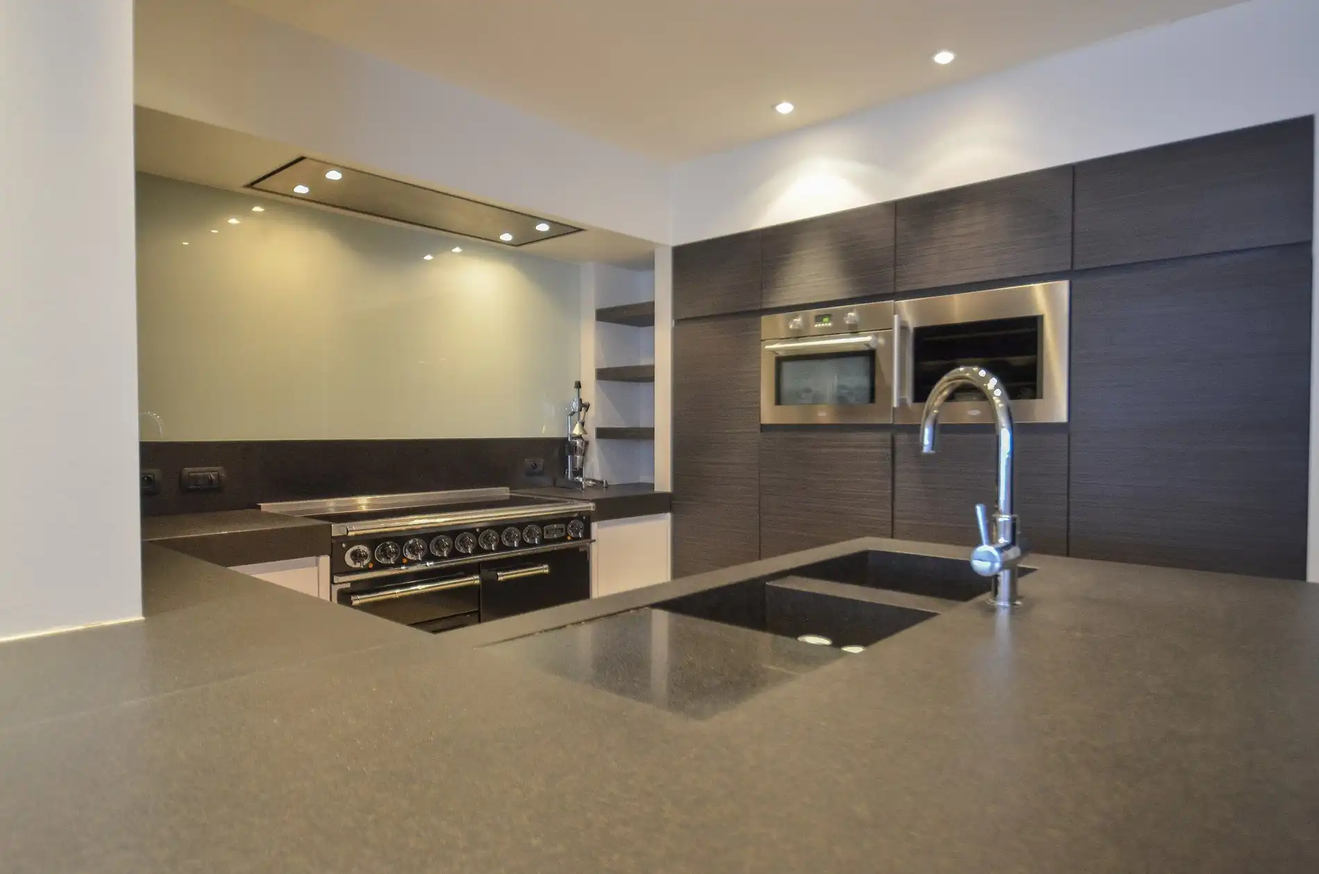 Topaanbieding – Uitzonderlijk ruim appartement gelegen in een stijlvolle residentie. foto 11