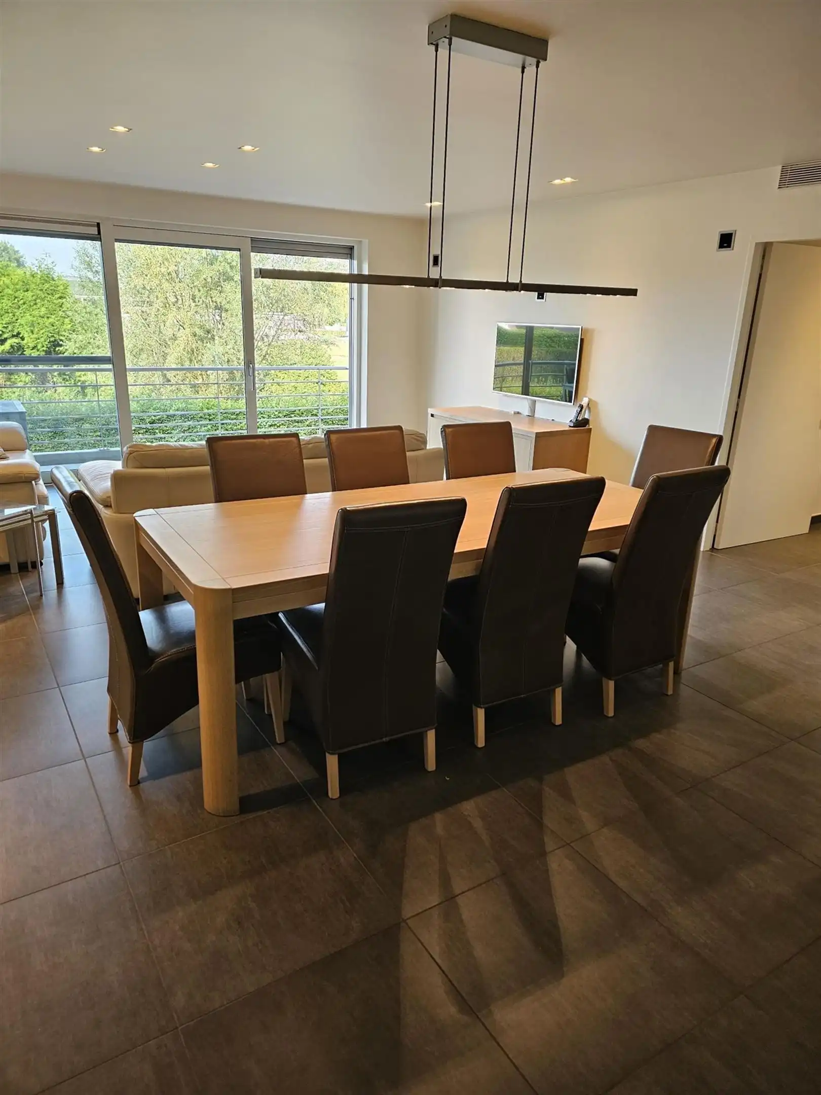 Luxueus afgewerkt, gemeubeld twee slaapkamer appartement met terras en garage. foto 4