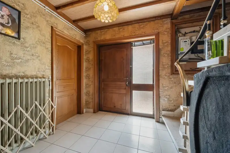 Hooglede-centrum. Stevig gebouwde woning met 3 slaapkamers op een perceel van 269 m2. Vaste huuropbrengst. foto 2