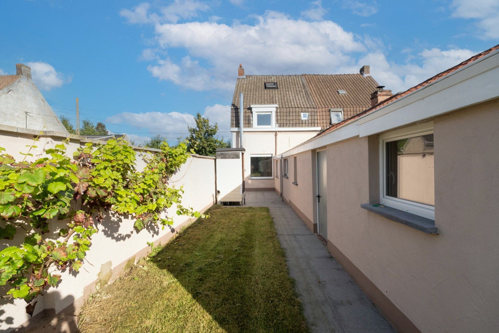 CHARMANTE WONING MET TUIN EN UITWEG foto 12