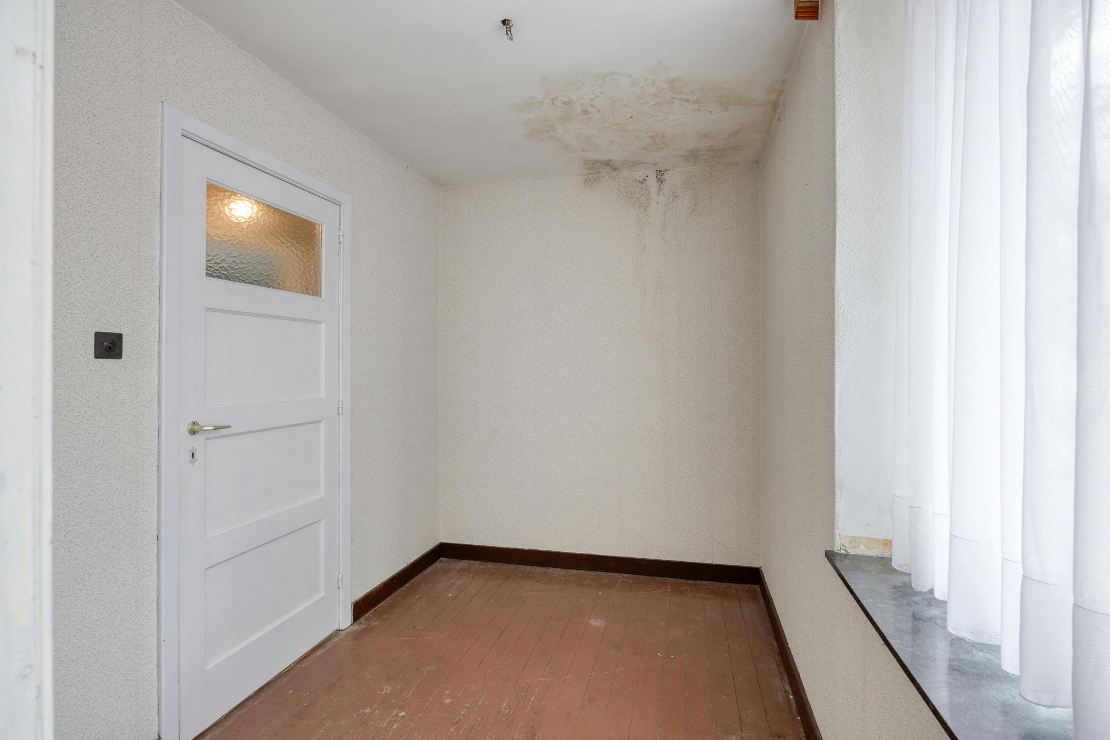 Te renoveren woning met zonnige tuin in Genk foto 18