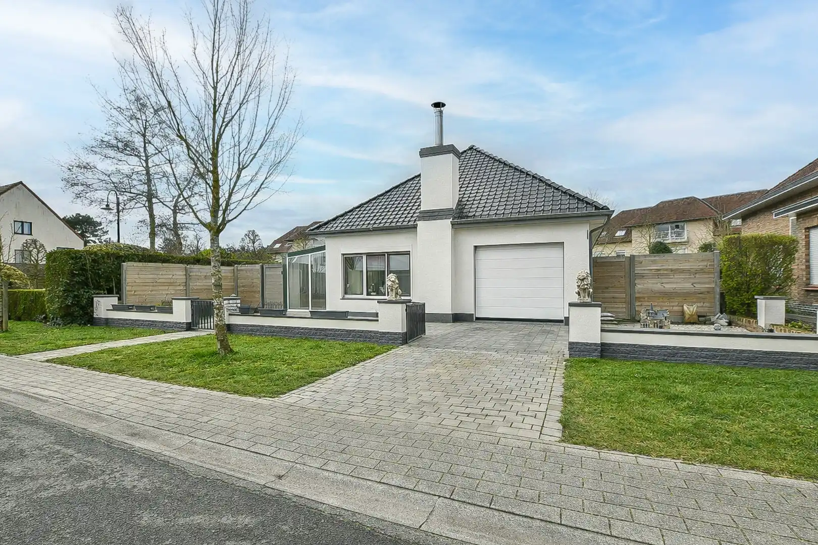 Instapklare en volledig gerenoveerde bungalow met 3 slaapkamers, tuin en garage vlak bij bos en centrum van De Haan foto {{pictureIndex}}