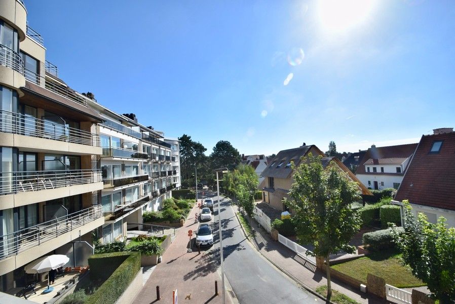 Zonnig appartement met terras genietend van prachtig open zicht op de villa's van Knokke. foto 4