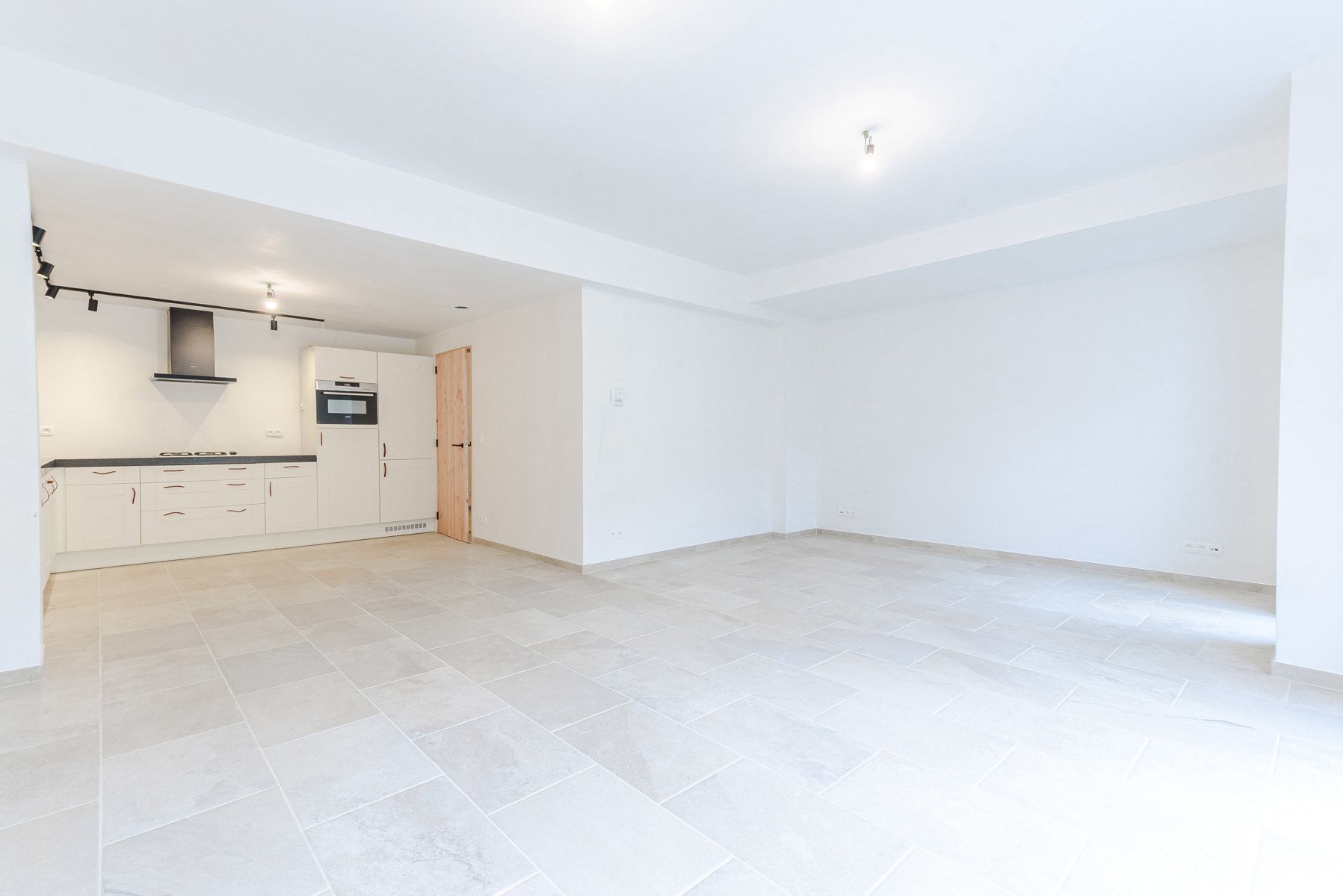 Centraal gelijkvloers 1-slpk app met tuinterras en garage foto 9