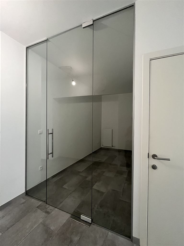 Instapklaar appartement met 1 slaapkamer+(kantoor/hobbykamer), gelegen in het centrum van Maaseik. foto 8