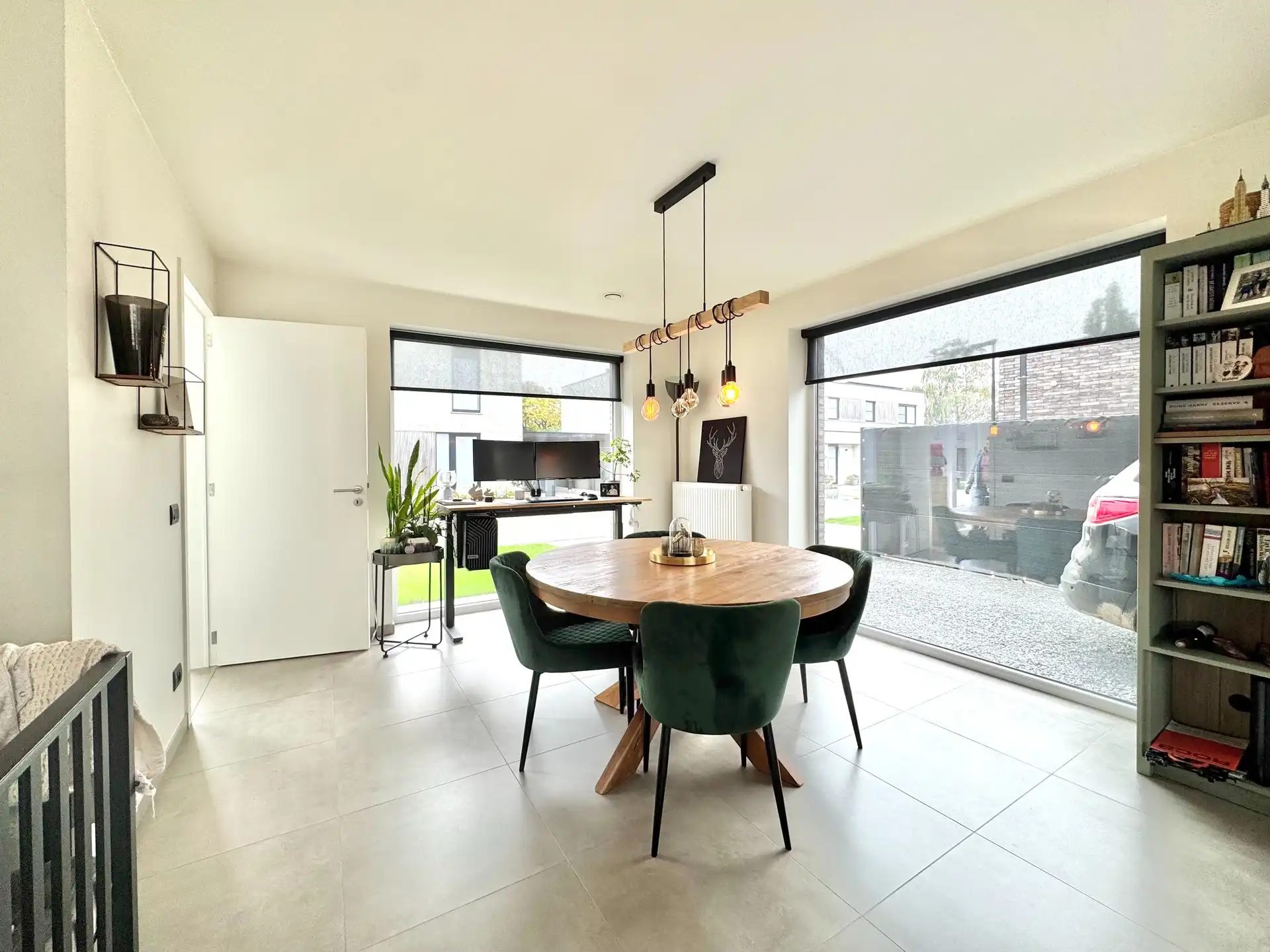 MODERNE HALFOPEN WONING MET 3 KAMERS, TUIN & CARPORT foto 2