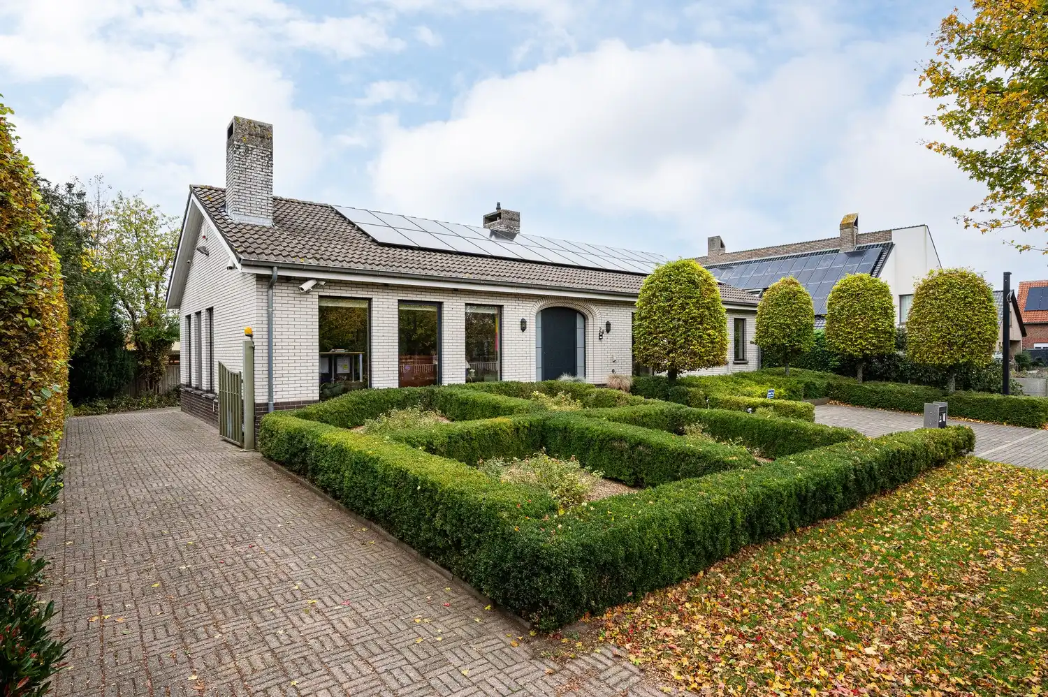 Kwalitatief afgewerkte woning met ruime woonoppervlaktes op een rustige ligging. foto {{pictureIndex}}