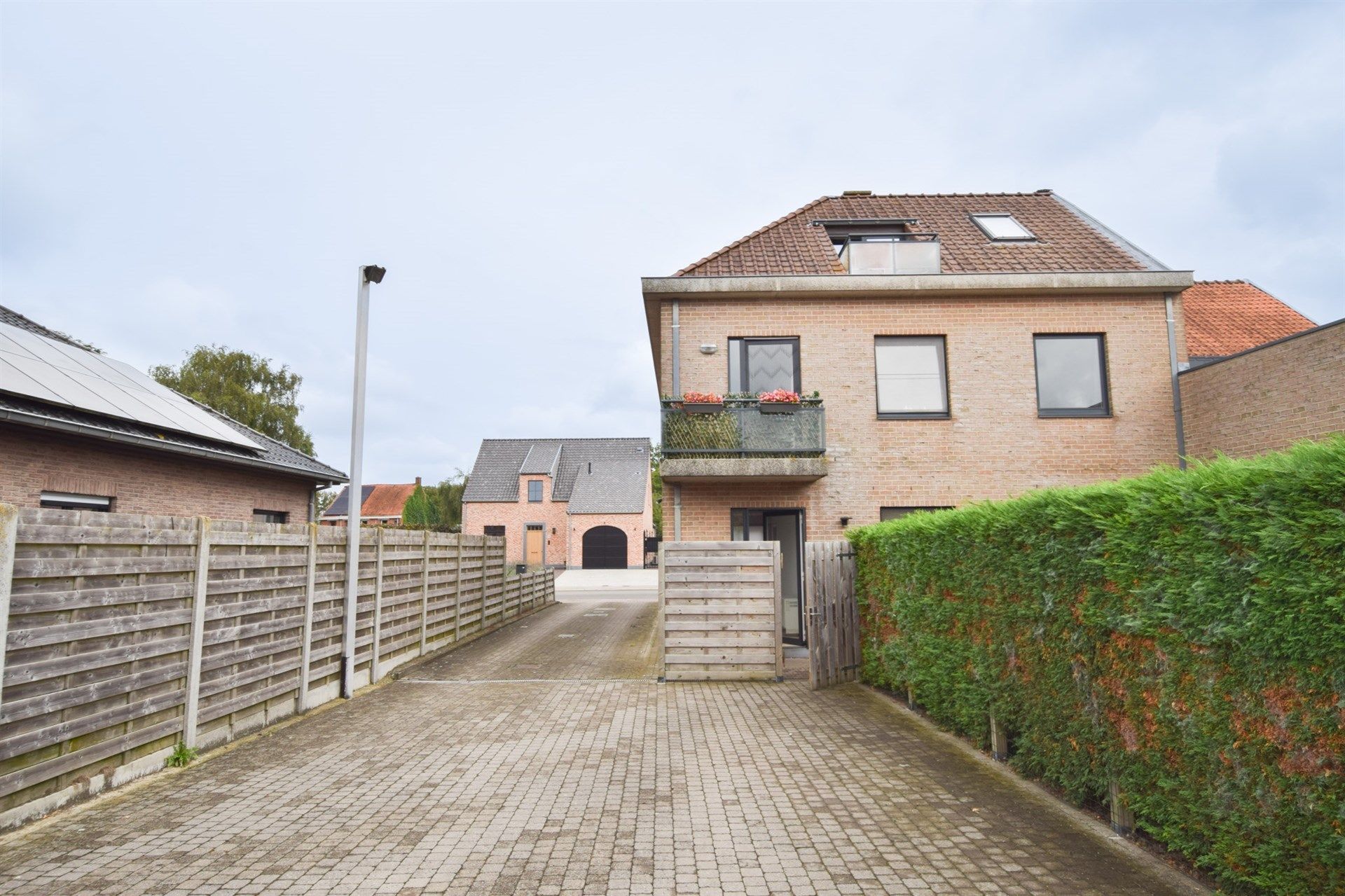 Twee-slaapkamer appartement met tuin en garage foto 12