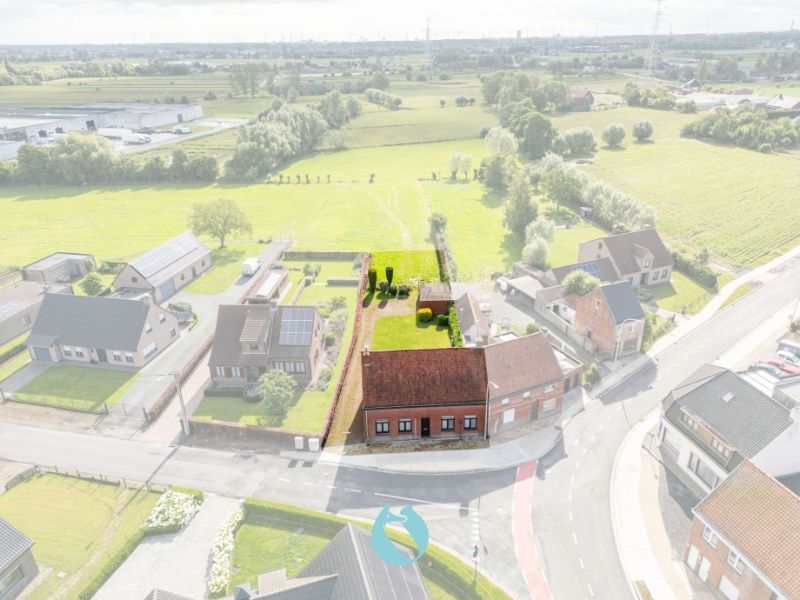 Hoofdfoto van de publicatie: Woning op een perceel van 935 m² - geniet een centrale ligging tussen de dorpskernen van Sleidinge en Waarschoot, alsook tot de N9 en R4/E34.