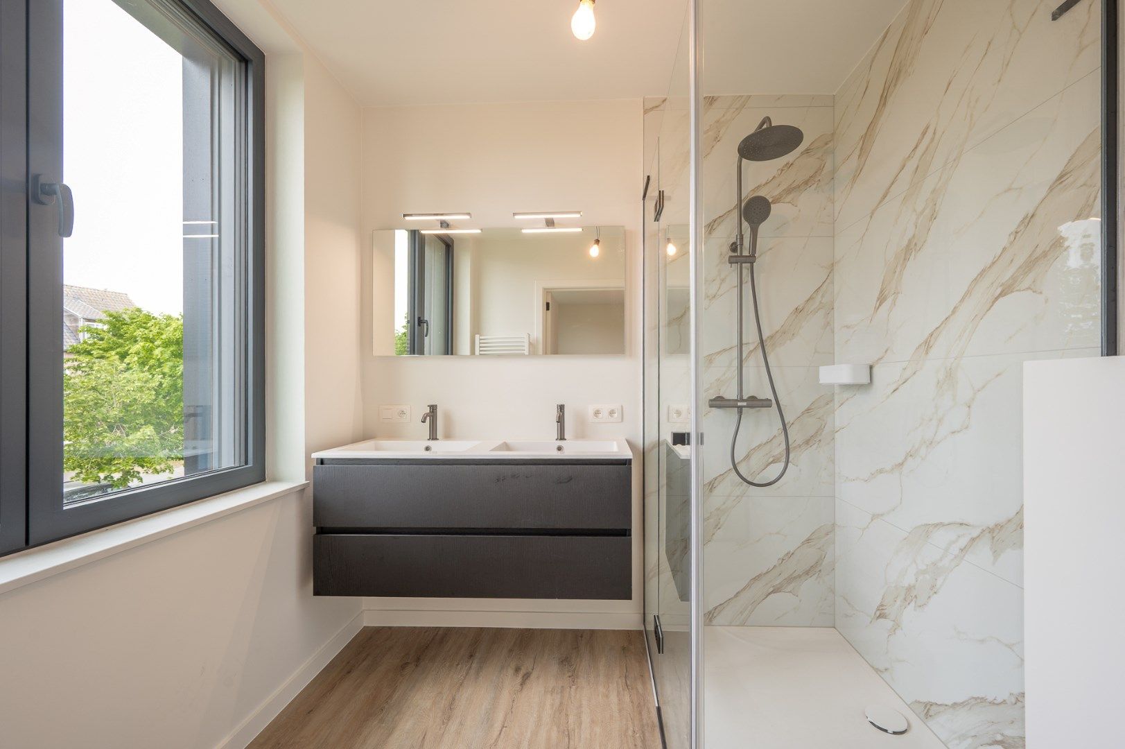 Prachtig afgewerkte woning, zeer rustig gelegen nabij het centrum foto 9