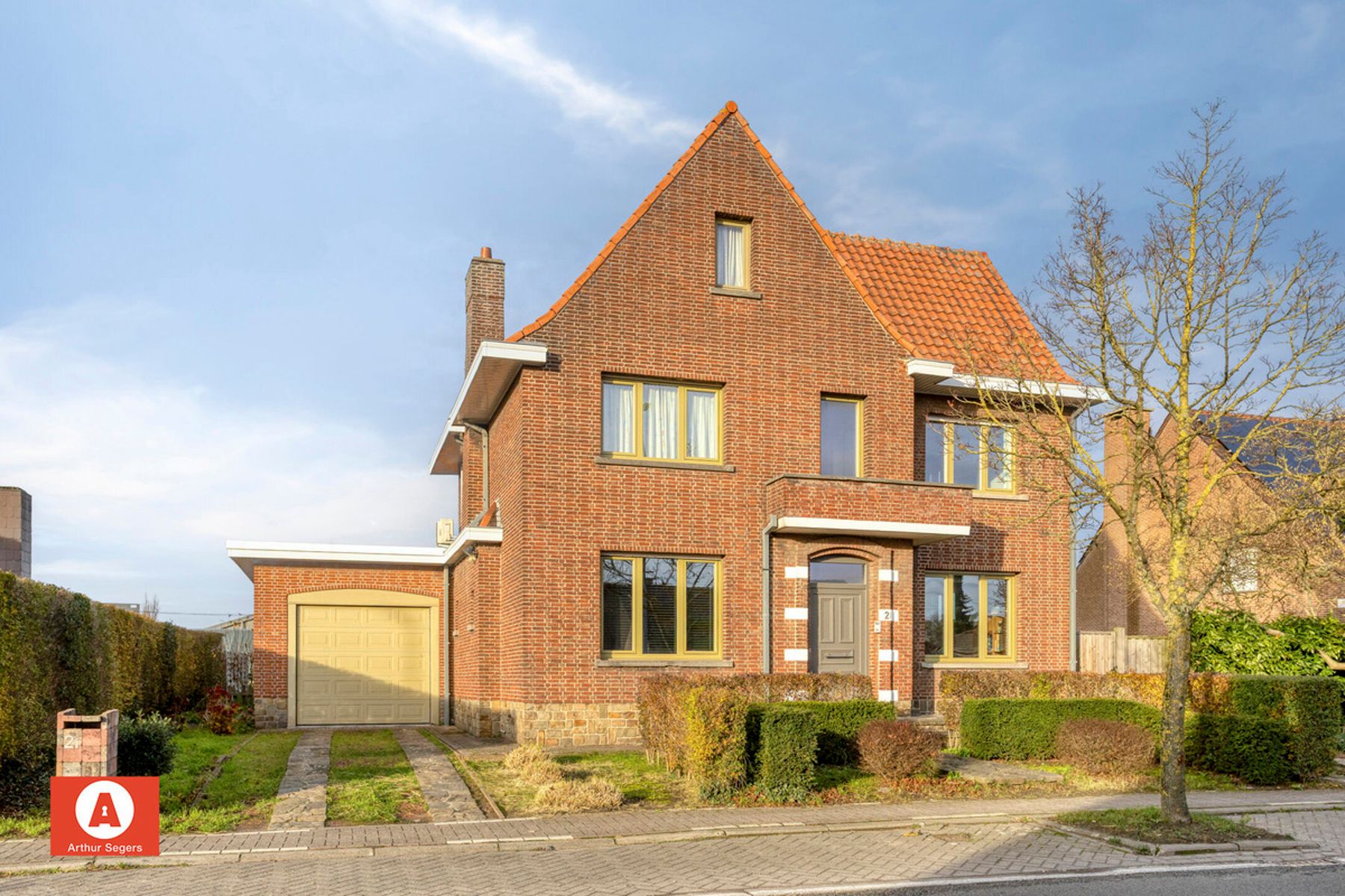 Karaktervolle open bebouwing met 5 slaapkamers en bureau foto {{pictureIndex}}