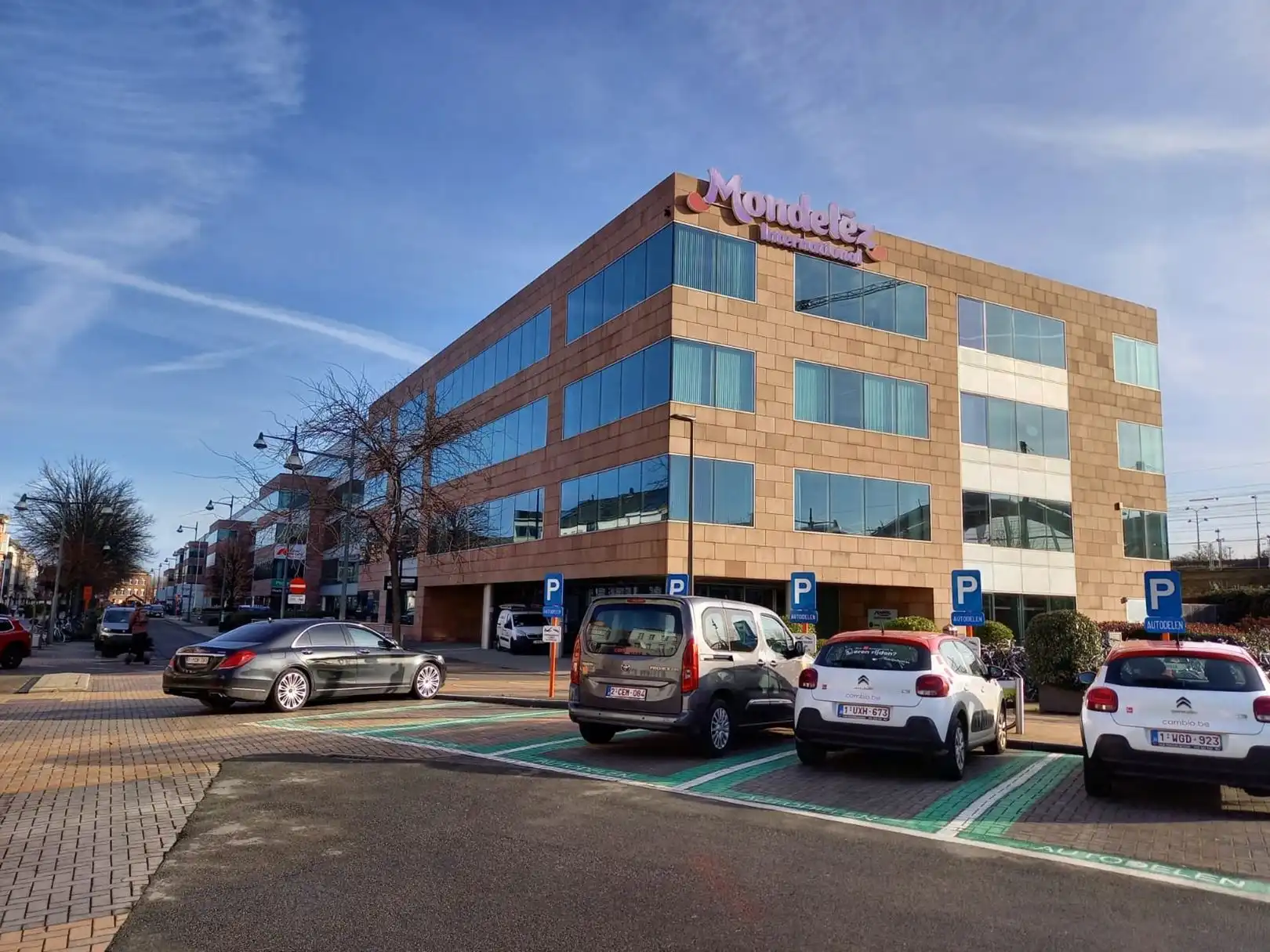 Kantoren tussen 420m² en 1039m² gelegen aan het Centraal-Station van Mechelen foto {{pictureIndex}}