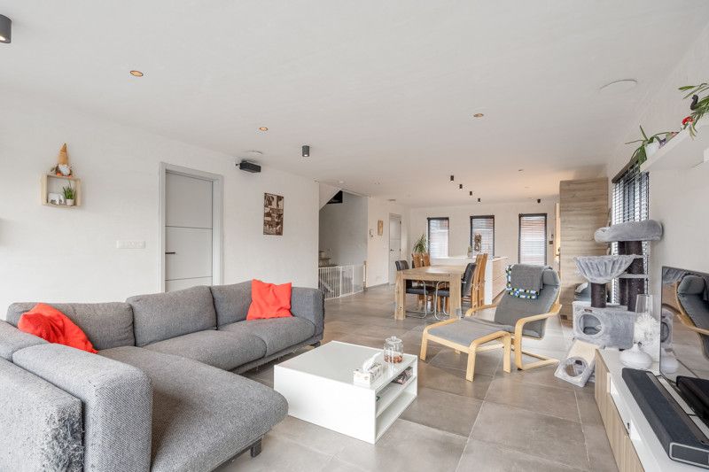 Recente, instapklare woning met garage en zwembad foto 10