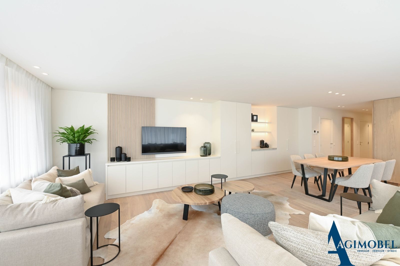 Stap binnen in dit  ultieme luxe- hoek appartement met 3 slaapkamers  en ervaar wonen op zijn best in hartje  Knokke. foto 5