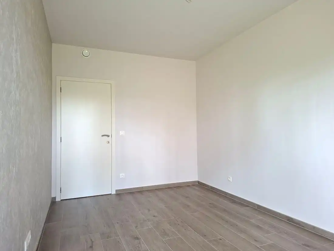 Modern en stijlvol gelijkvloers appartement net buiten Genk centrum foto 12