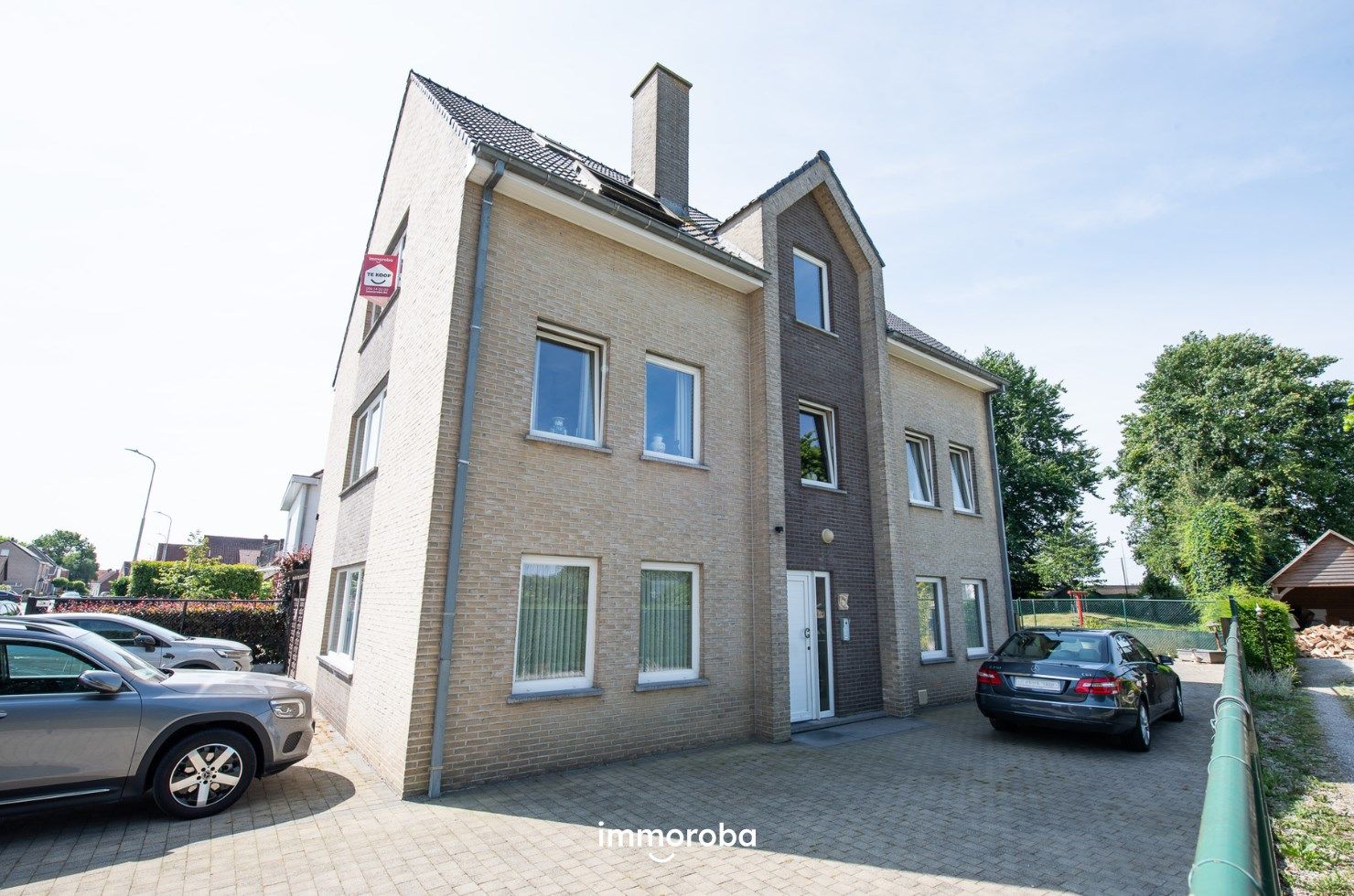 Hoofdfoto van de publicatie: INVESTERINGSGEBOUW met 3 volwaardige appartementen + 3 garageboxen te Waregem.