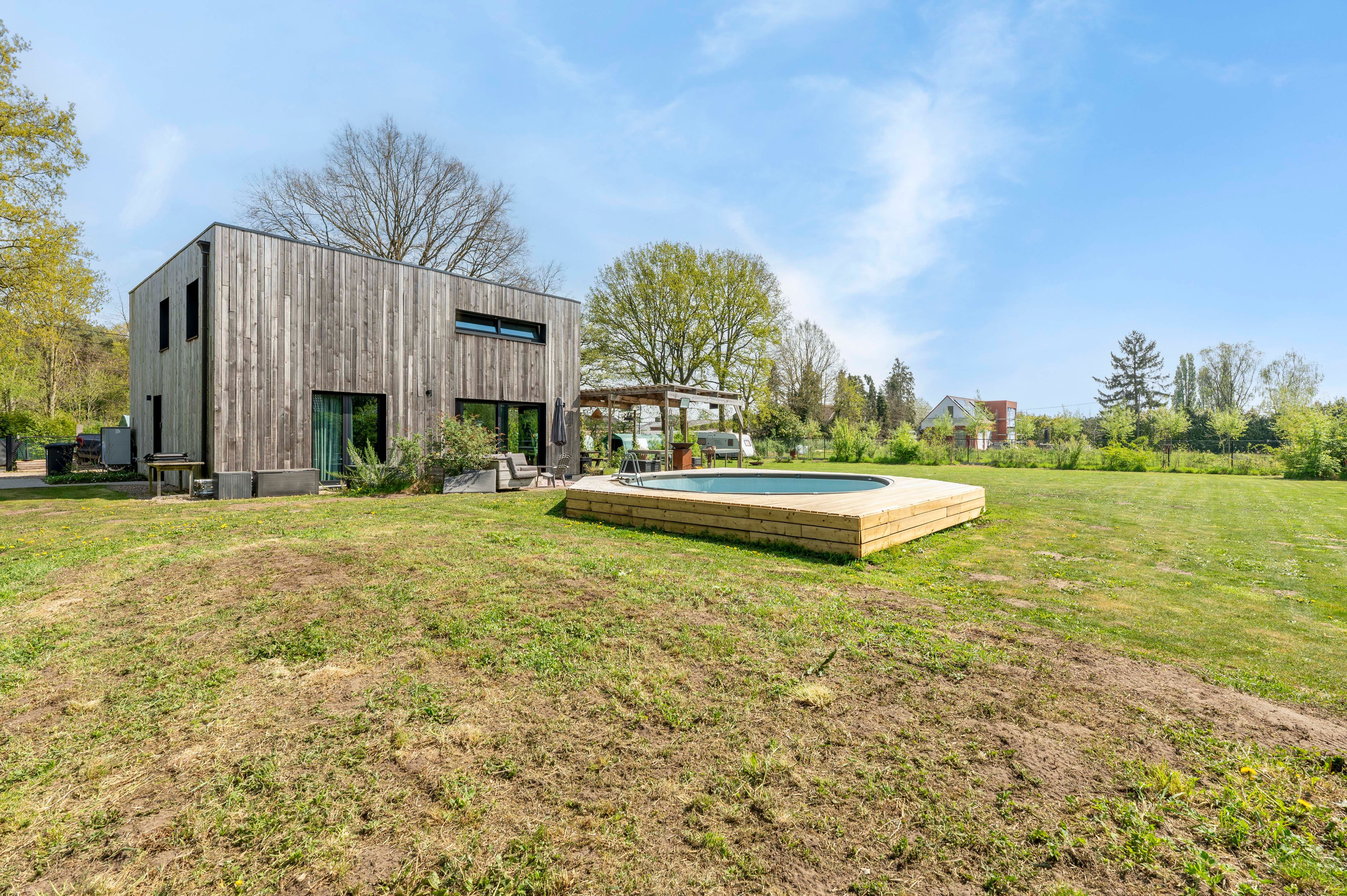 Recente woning in landelijke omgeving. foto {{pictureIndex}}