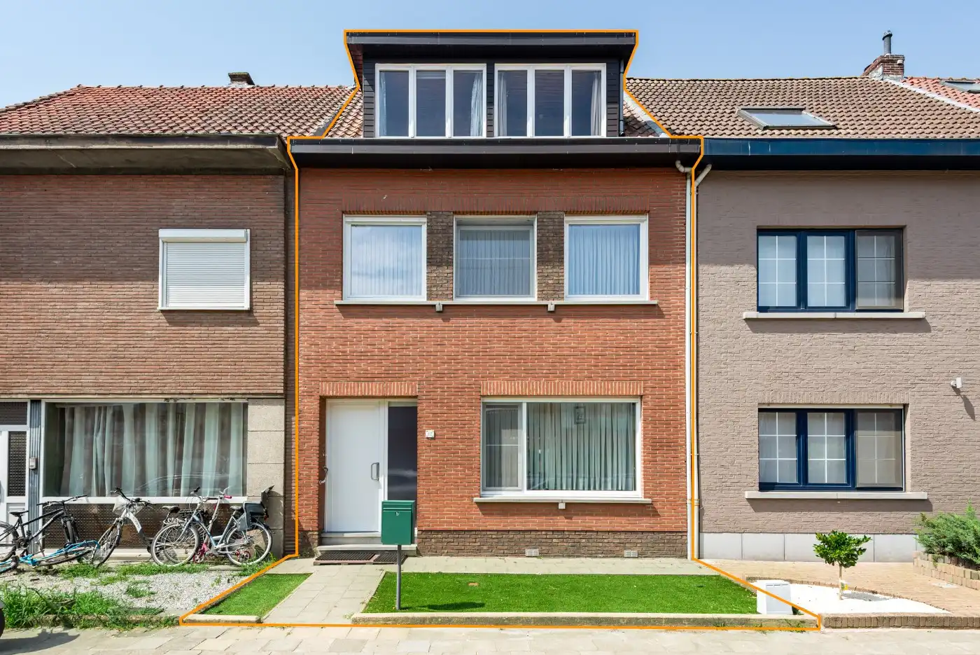 Op te frissen woning met 4 slpk. en tuin foto {{pictureIndex}}