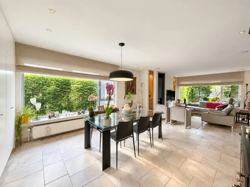 Ruime woning met kantoor en prachtige tuin op toplocatie foto 4