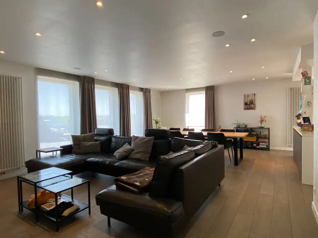 Ruime moderne woning met 4 slaapkamers, bureauruimte, dakterras en drie parkeerplaatsen in Pittem foto 2